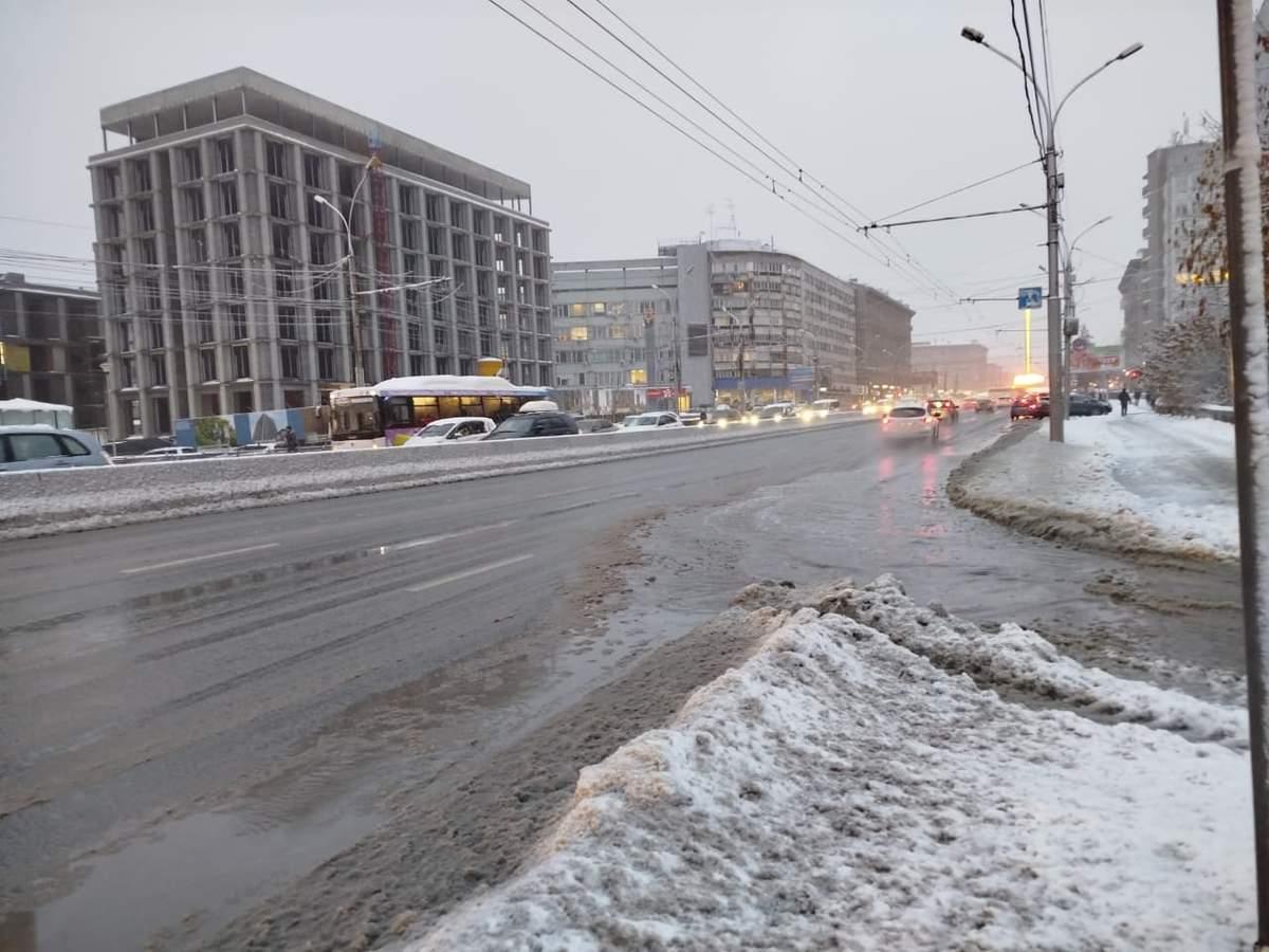 Фото «Не пройти, не проехать»: Новосибирск погрузился в слякоть. Фоторепортаж 2 - Сиб.ФМ Фото «Не пройти, не проехать»: Новосибирск погрузился в слякоть. Фоторепортаж 2